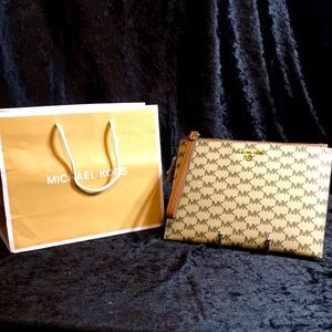 NWT Michael Kors XL Signature Print Wallet/Wristlet